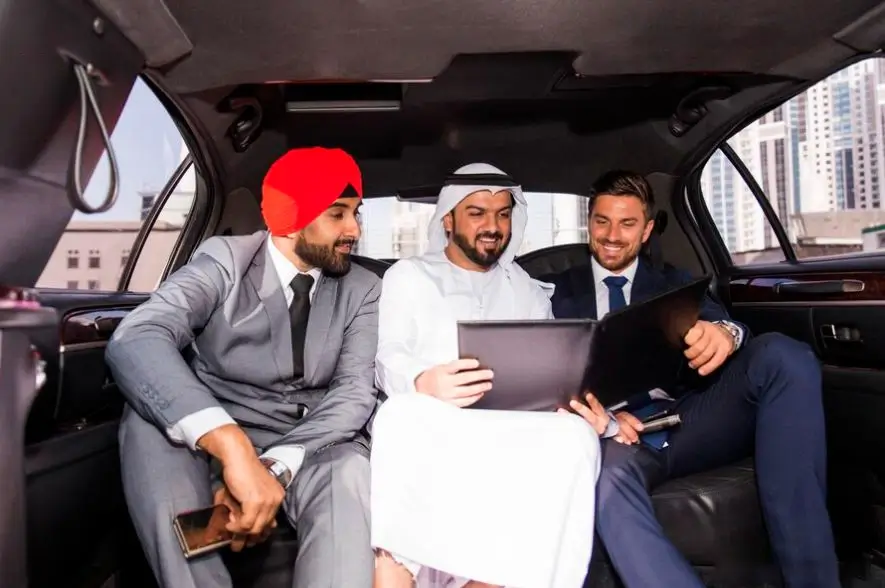 نقل الموظفين بالحافلة مع سائق